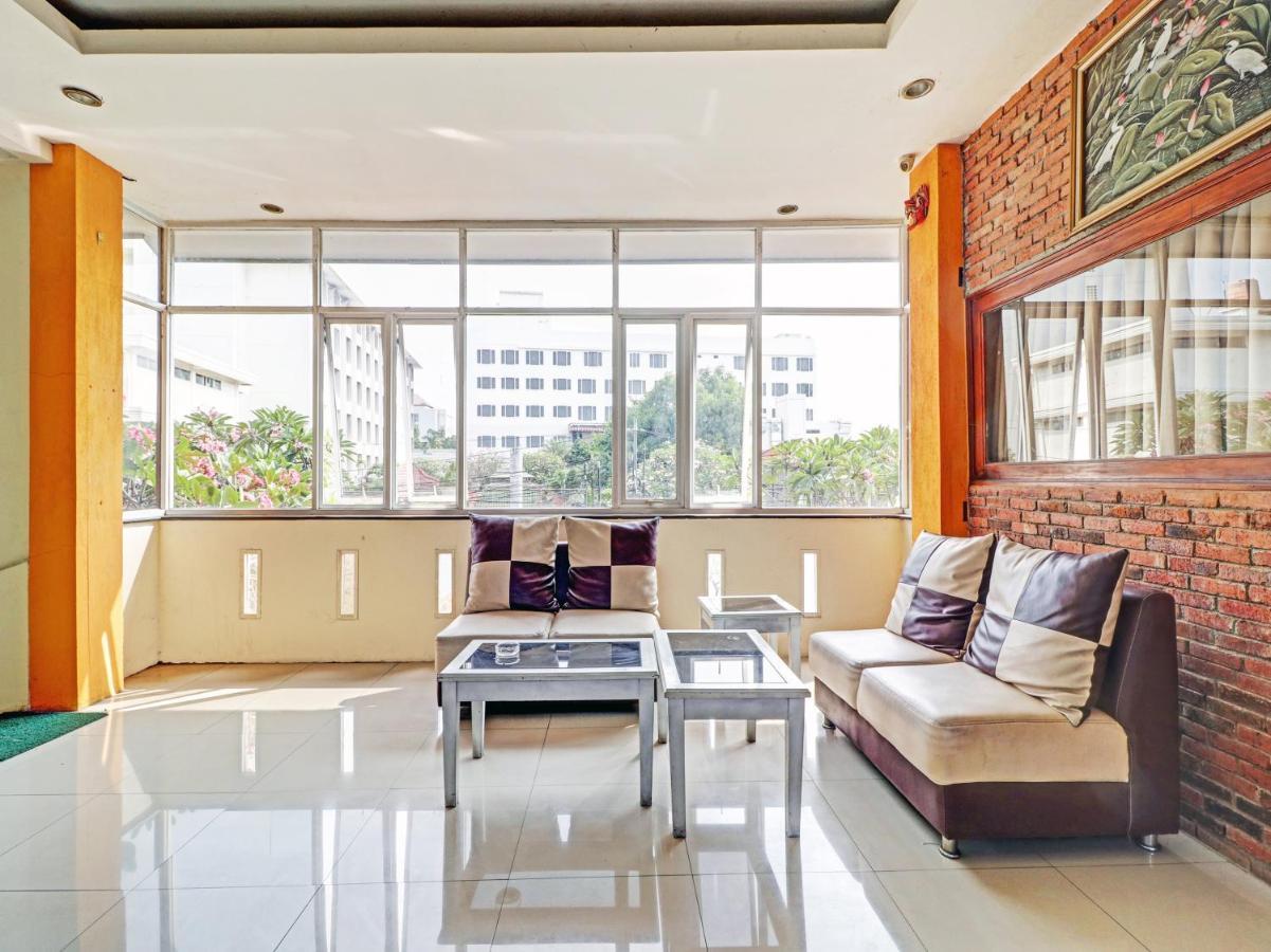 Oyo 90408 Hotel Horton Cirebon Bagian luar foto